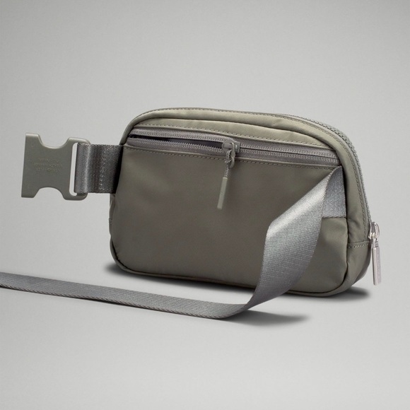 π LULULEMON Everywhere Belt Bag 1L in Grey Sage - BEAUTIFUL COLOR - Picture 4 of 7